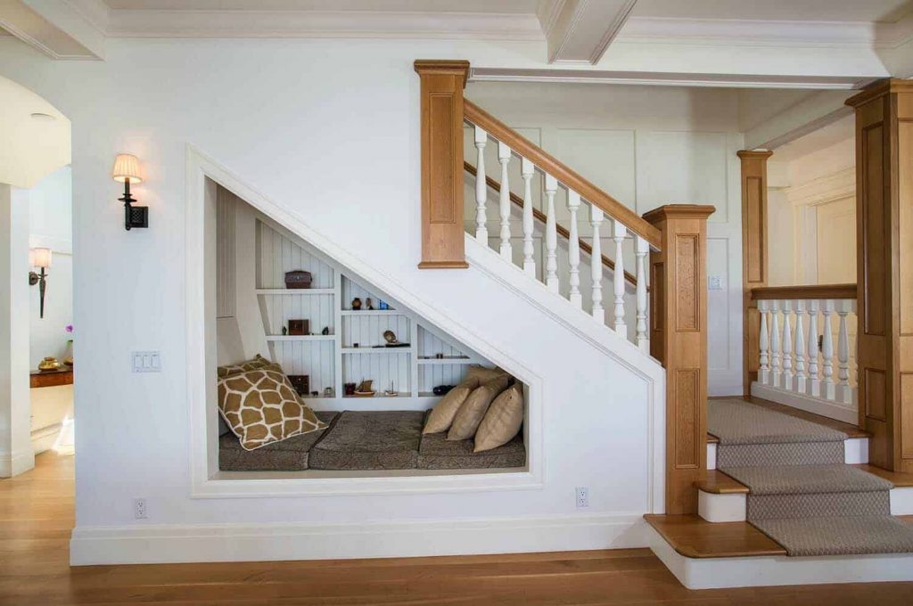 nội thất phòng khách nhỏ hẹp tận dụng chân cầu thang