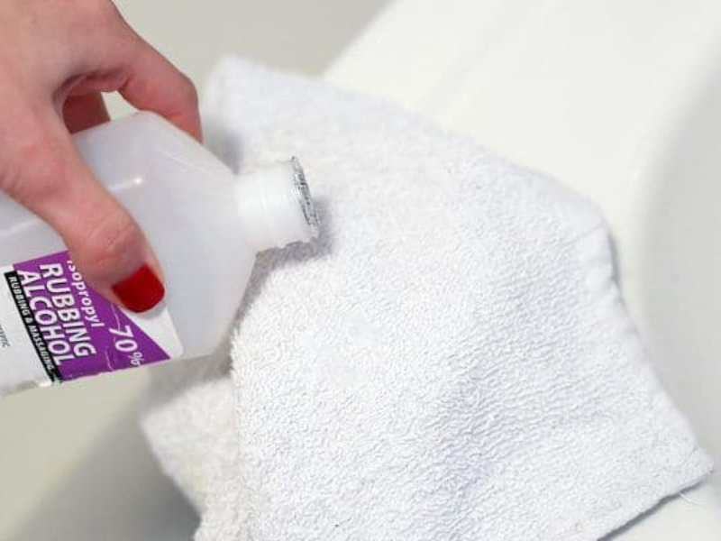 4 bước để vệ sinh vết bút bi bằng cồn