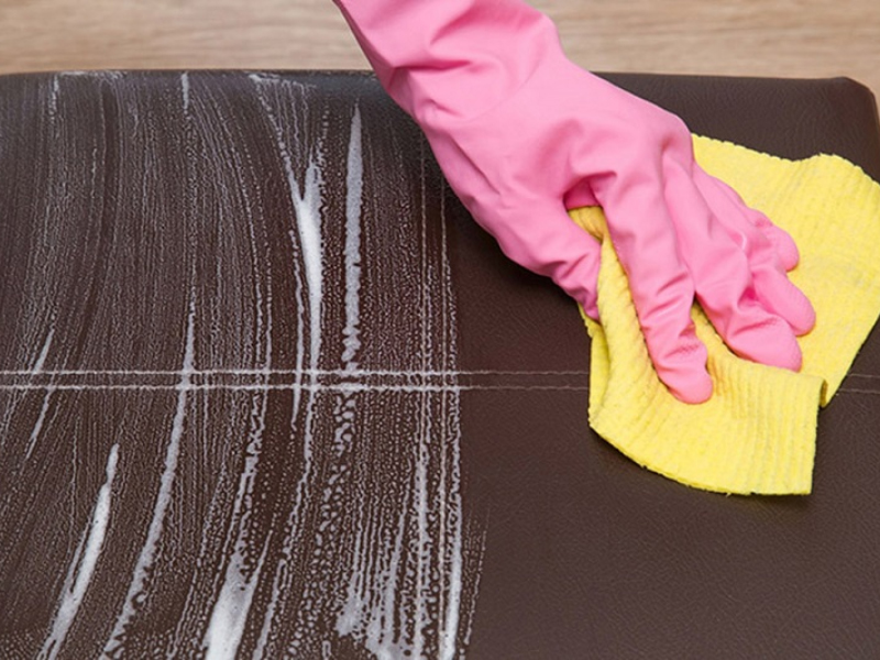 Dùng khăn khô thấm vào dung dịch xà phòng để lau vết bẩn từ từ