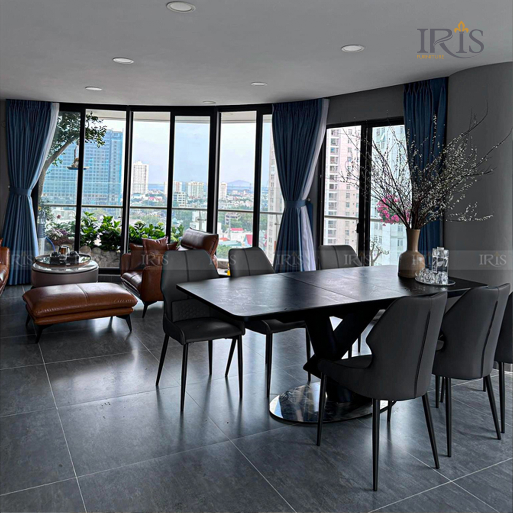 Bàn ăn làm tăng thêm vẻ sang trọng, hiện đại cho không gian phòng