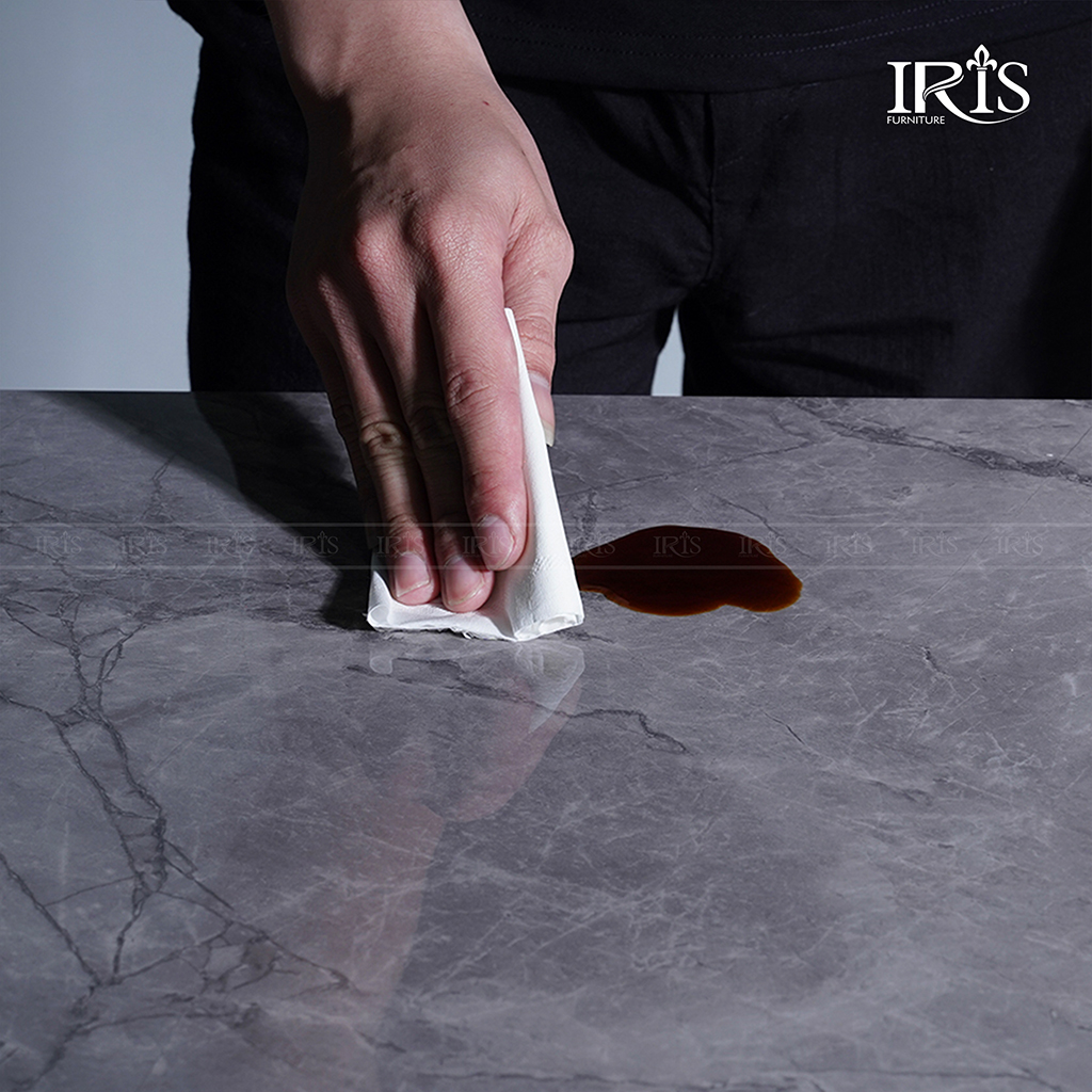 Không chỉ chịu nhiệt tốt, mặt bàn còn chống thấm nước