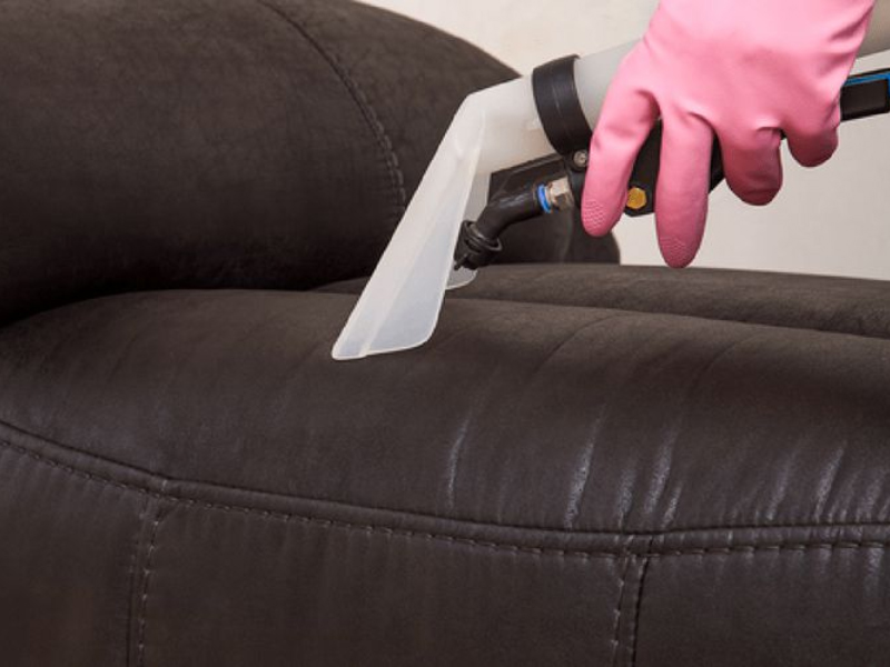 Dùng máy hút bụi chuyên dụng để hút sạch toàn bộ bề mặt ghế