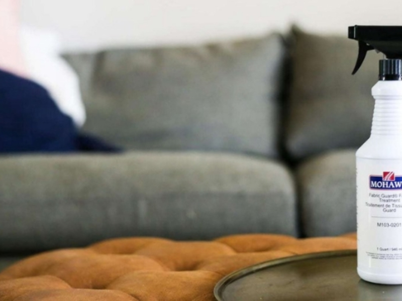 Dùng xịt thơm có thể khử mùi sofa da