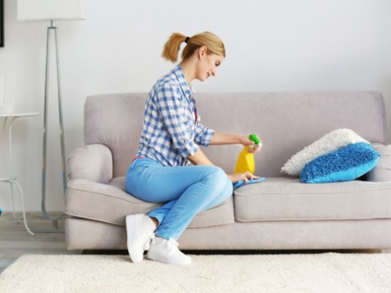 Khử mùi hôi trên sofa bằng nước xả vải