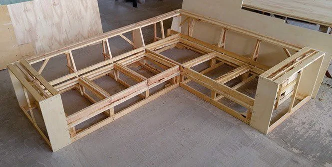 khung ghế sofa được làm từ gỗ