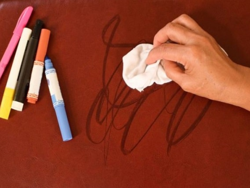 Tẩy mực bút bi trên ghế da bằng nước