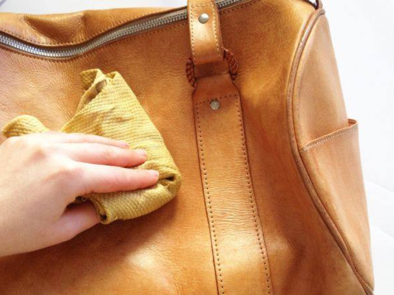 Vệ sinh bề mặt da được thuộc định kỳ bằng khăn mềm ẩm