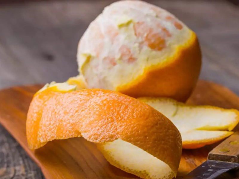 Vỏ bưởi, cam, chanh,...thường được sử dụng để khử mùi hiệu quả