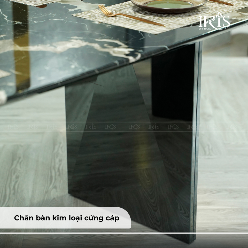 Chân bàn chắc chắn được làm từ kim loại cứng cáp