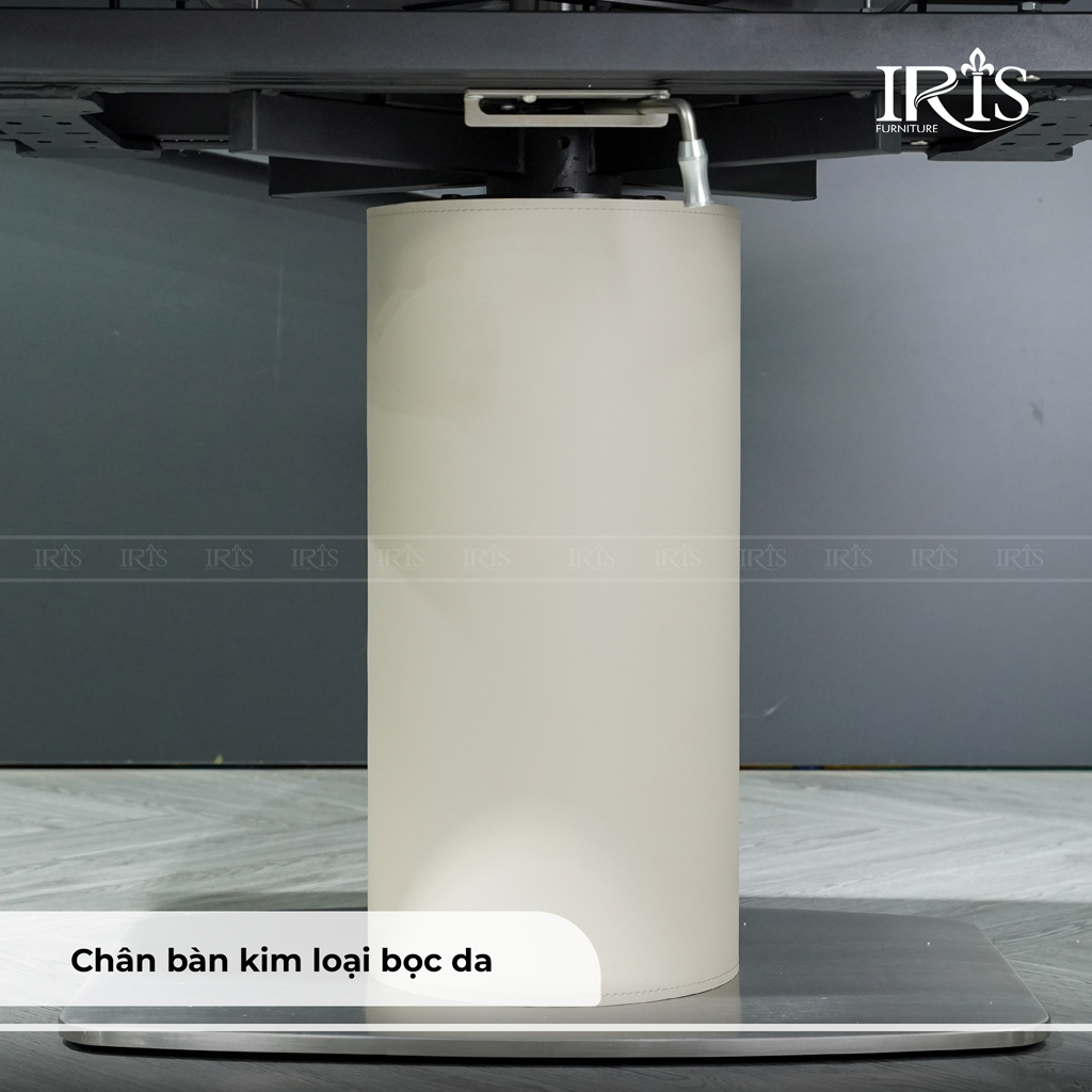 Chân bàn được làm từ kim loại bọc da cao cấp