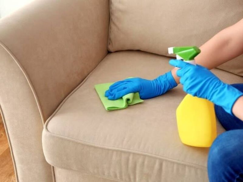 Vệ sinh sofa bằng dung dịch chuyên dụng