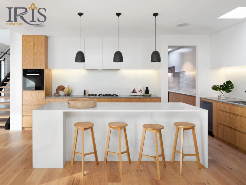 Đảo bếp lớn trở thành trung tâm, thuận tiện chuẩn bị và phục vụ bữa ăn