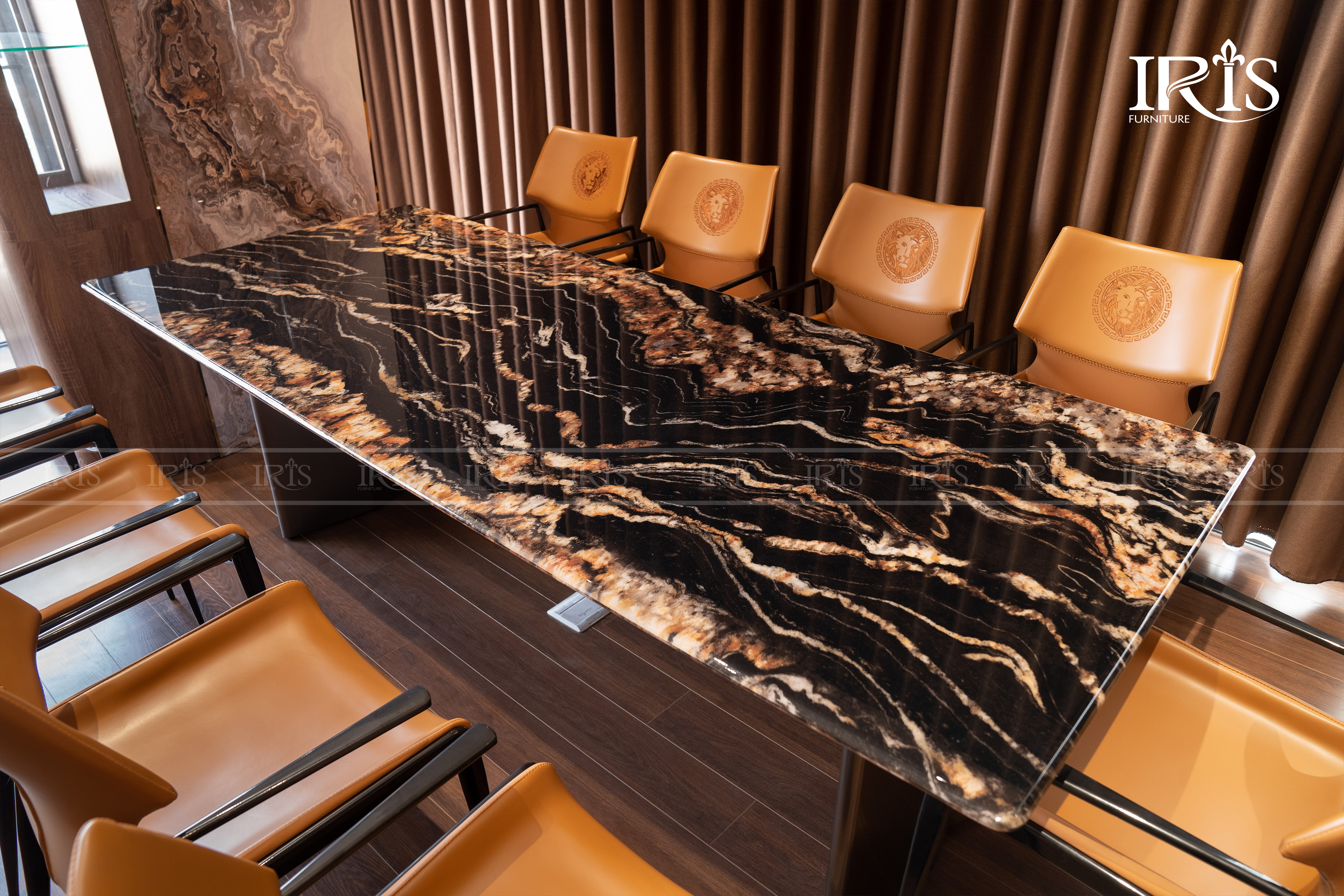 Kết hợp bàn ăn Goldensilk & ghế ăn Leo tại nhà khách ở Vĩnh Phúc