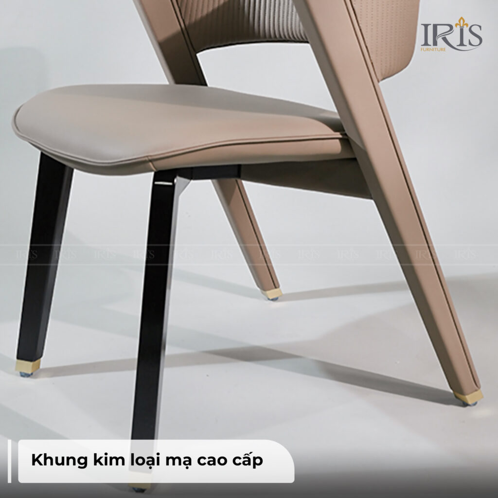 Chân gỗ bọc da tinh xảo, chuẩn mực từng chi tiết.