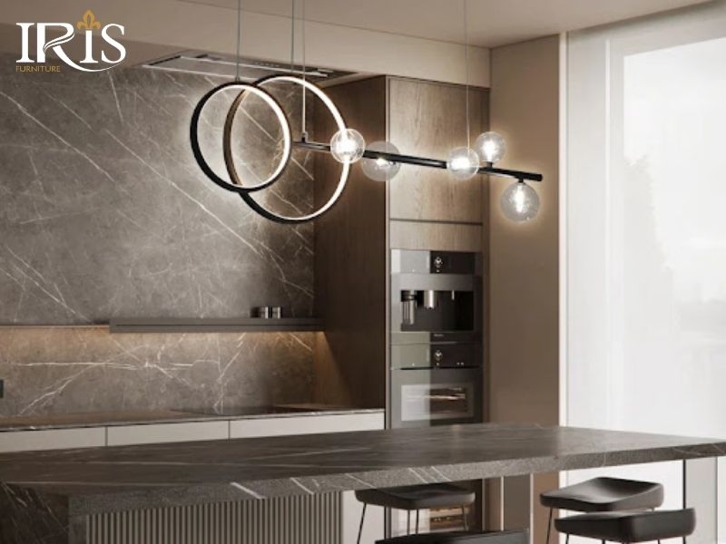 Đèn pendant và đèn dưới tủ bếp giúp tăng thẩm mỹ và hiệu quả chiếu sáng